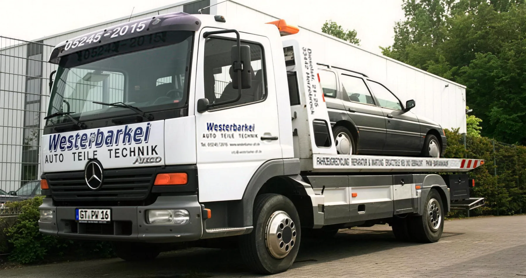 Der firmeneigene Abschleppwagen mit der Aufschrift Westerbarkei und der Nummer 05245-2015