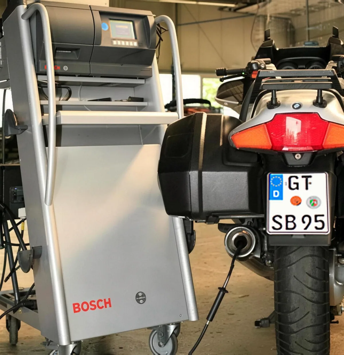 AU-Tester von Bosch an einem Motorrad