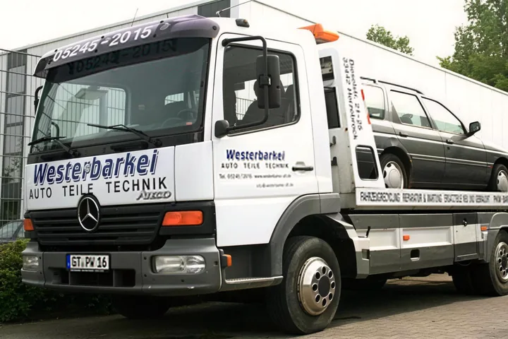 Der firmeneigene Abschleppwagen mit der Aufschrift Westerbarkei und der Nummer 05245-2015