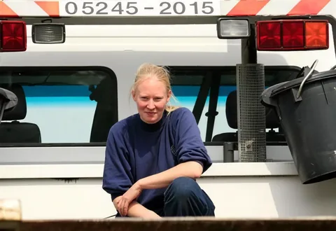Frau auf der Ladefläche des Abschleppwagens, darüber die Nummer 05245 - 2015 am Aufbau